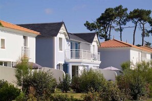 Exterior - Abordable! Maison rustique et cosy avec terrasse | Golf! (Saint Gilles Croix de Vie)