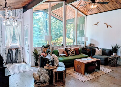 Charming 2-bedroom cottage in Clarington with hottub, WiFi and AC