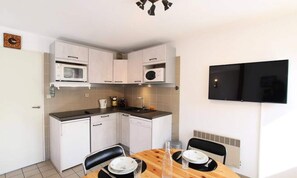 Micro-ondes, lave-vaisselle, cafetière/bouilloire, bouilloire électrique