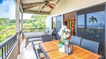 Luxury Apartment, Ocean View, Garden Area | Lanai