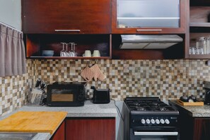 Fridge, oven, stovetop, coffee/tea maker