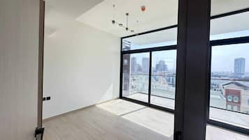 1 habitación y tabla de planchar con plancha