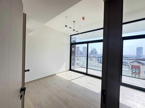 1 chambre, fer et planche à repasser