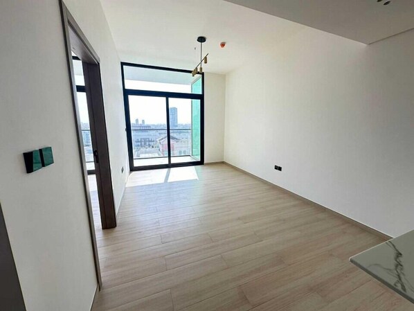 1 chambre, fer et planche à repasser