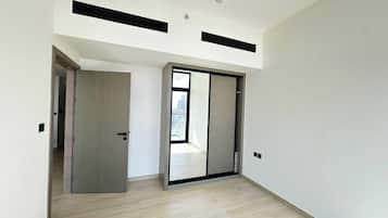 1 habitación y tabla de planchar con plancha