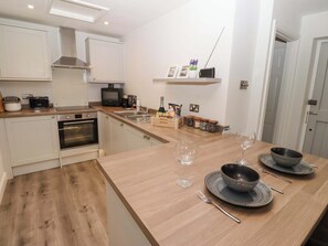 Cottage | Private kitchen | Cookware/dishes/utensils - North Sands (Chathill)