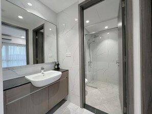 Appartement | Salle de bain | Douche, séchoir à cheveux, serviettes fournies, shampooing
