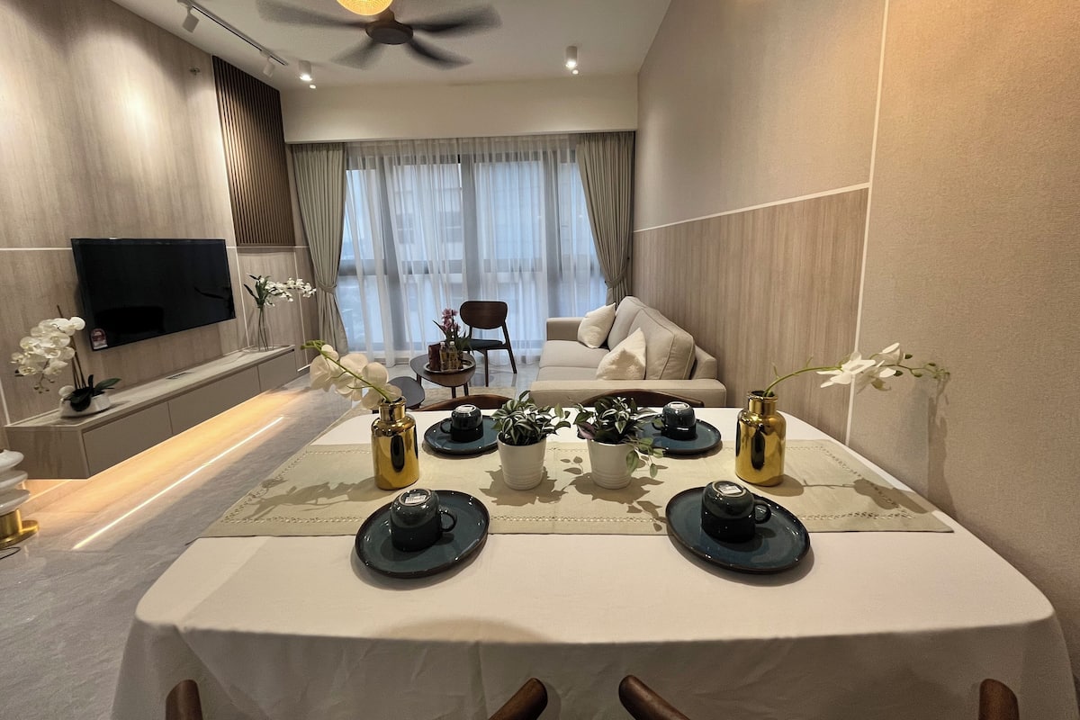 Two bedrooms, one big bed, two twin suites | Living area