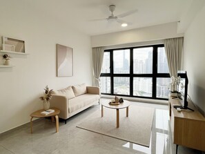 雙臥室雙衛一大床兩單人床套房 | 起居區