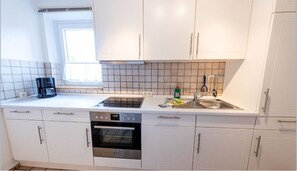 Een koelkast, een magnetron, een oven, een kookplaat