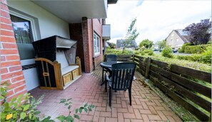 Outdoor dining - "Meeresleuchten" - your retreat at the Deichkieker guesthouse - pets allowed (Wangerland)