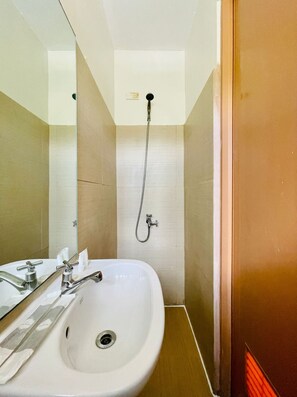 Habitación superior | Baño | Regadera, regadera tipo lluvia, amenidades de baño gratuitas, jabón 
