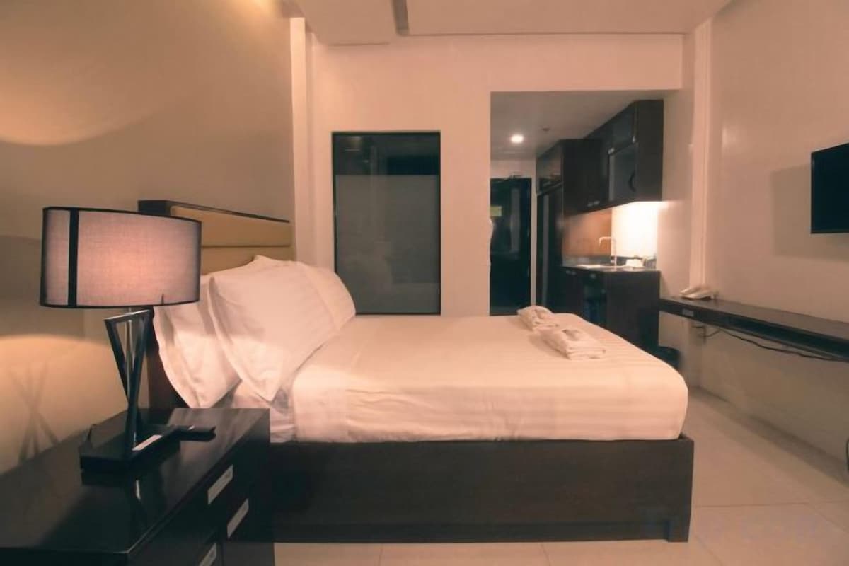 Escritorio, wifi gratis y ropa de cama