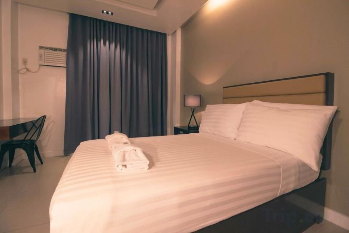 Desk, WiFi (free), bed sheets