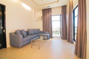 Suite | Desk, free WiFi, bed sheets