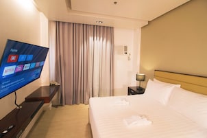 Suite | Desk, free WiFi, bed sheets