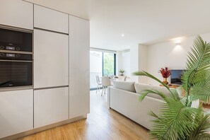 Departamento básico, 1 cama matrimonial y sofá cama, para no fumadores | Cocineta privada | Refrigerador, microondas, cafetera de espresso y tetera eléctrica