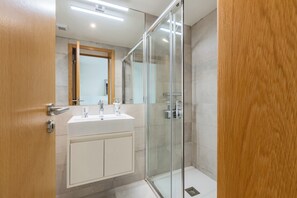 Basic-Apartment, 1 Doppelbett und Schlafsofa, Nichtraucher | Badezimmer | Dusche, Haartrockner
