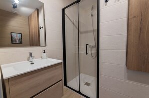 Shower, towels, toilet paper - Mediterranean calm, cozy home with terrace in residential complex with pool (San José)
