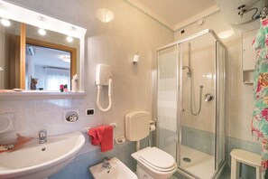 Een douche, een haardroger