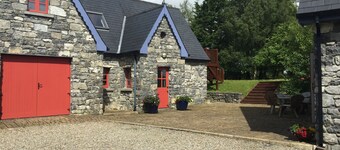 Stunning, luxury cottage, mountain views, near Kinvara, Wild Atlantic Way.