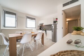 Réfrigérateur, micro-ondes, plaque de cuisson, lave-vaisselle
