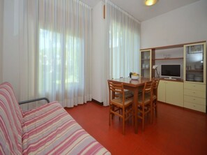 3 bedrooms, bed sheets - Villa steps from the beach (Bibione)