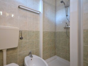 Shower, towels - Villa steps from the beach (Bibione)