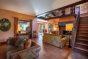 تلفزيون، مدفأة، ستيريو