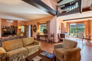 Fernseher, Kamin, Stereoanlage