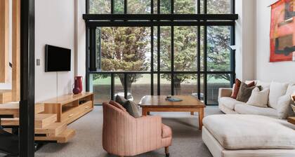 Parkview - Stylish Two-Level Apartment Next to Bay Oval with Off-Street Parking & Steps from Cafés