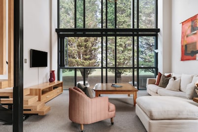 Parkview - Stylish Two-Level Apartment Next to Bay Oval with Off-Street Parking & Steps from Cafés
