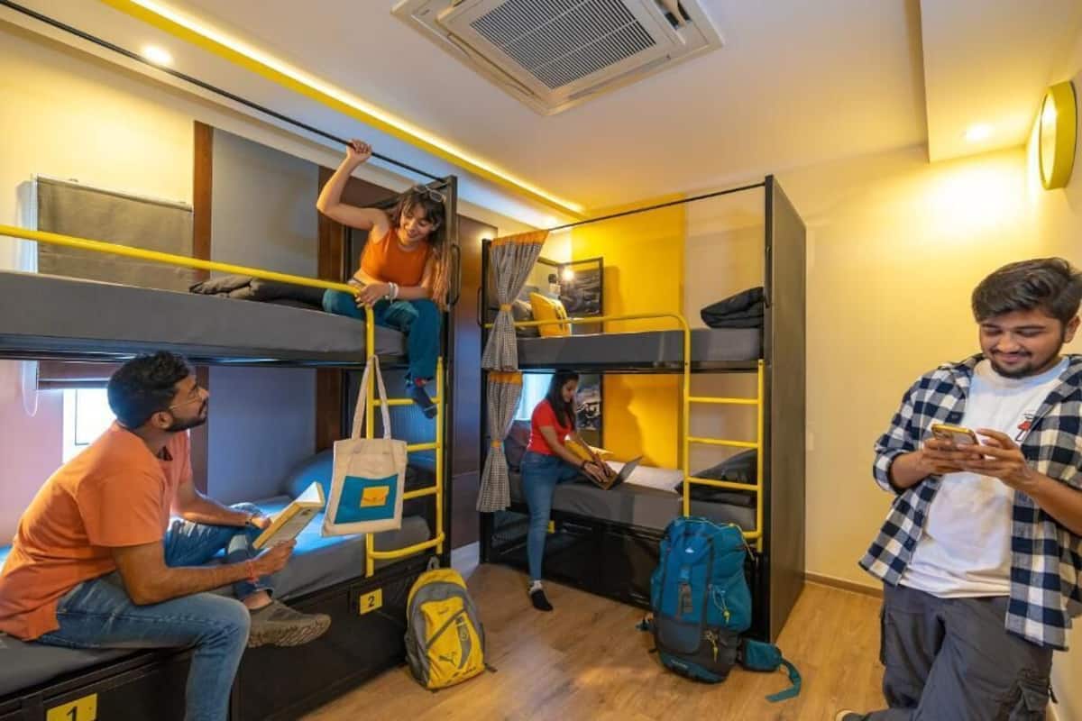 Sovsal - sovsal (män och kvinnor) (4 Bed) | Mörkläggningsgardiner, gratis wi-fi och sängkläder