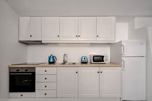 Frigorifero, microonde, forno, piano cottura