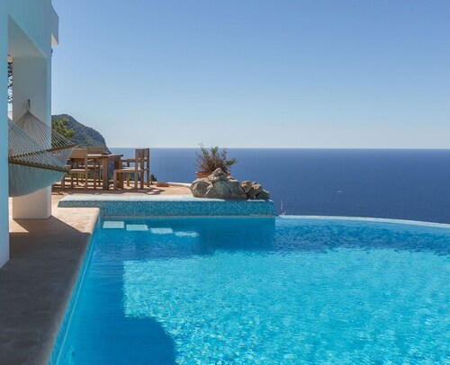 Can Lorenzo with private pool and sea view
