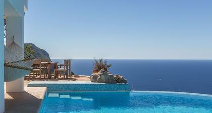 Can Lorenzo with private pool and sea view