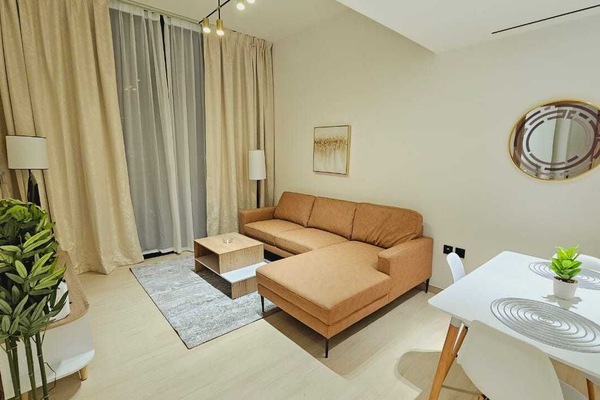 1 habitación y tabla de planchar con plancha