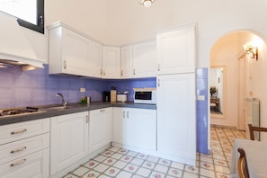 Fridge, microwave, oven, stovetop - My Rental Homes - Casa Li Galli  5mins' walk from Positano center, terrace, sea view (Positano)