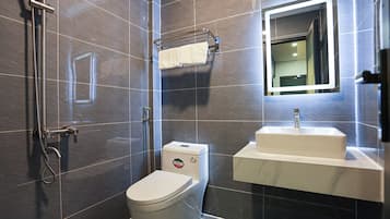 Quarto casal luxo | Banheiro | Chuveiro, toalhas de banho, shampoo, papel higiênico