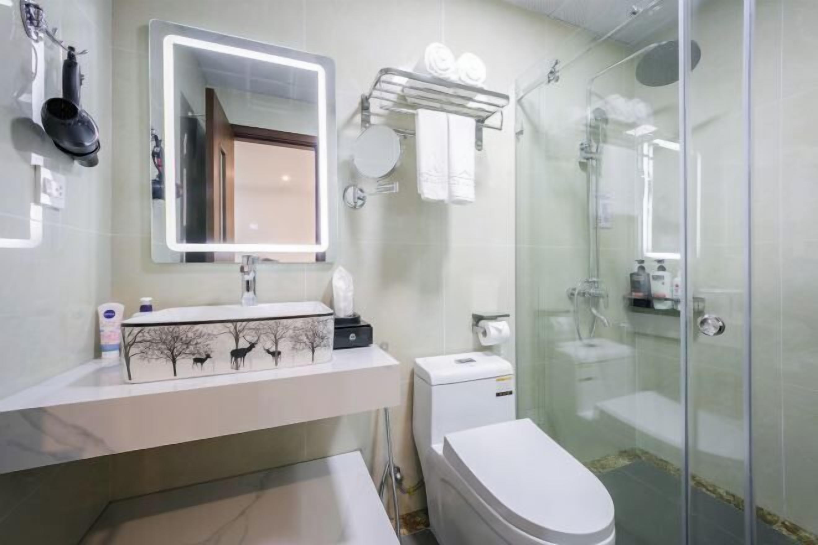 Baño | Ducha, secador de pelo, albornoces y zapatillas