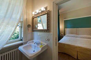 5 bedrooms, travel cot, free WiFi