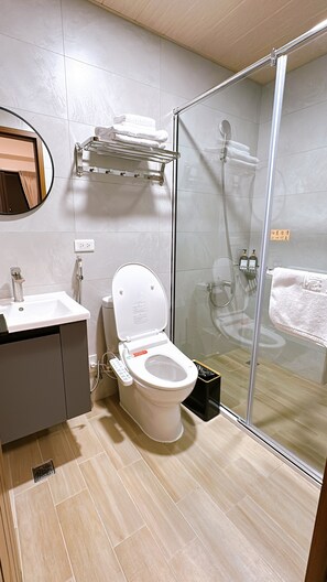 Standard Double Room, 1 Queen Bed, Pets Allowed | Bathroom | Hair dryer, towels, shampoo, toilet paper - Hidden Villa (Chaozhou)