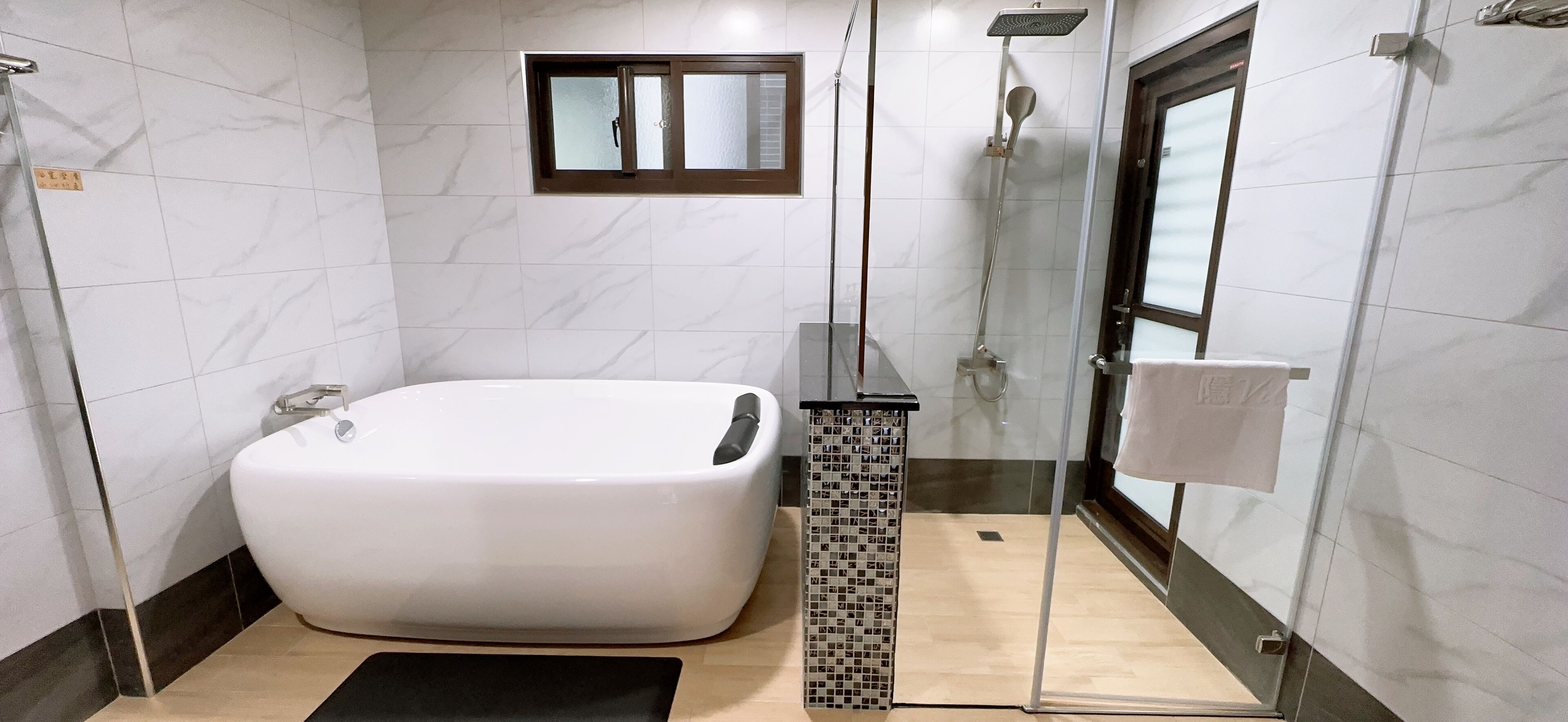 Exclusieve vierpersoonskamer, 2 queensize bedden, huisdieren toegestaan, uitzicht op park | Badkamer | Een haardroger, handdoeken, shampoo, toiletpapier