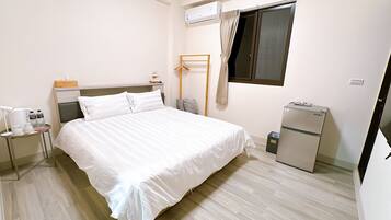 Standard Double Room, 1 Queen Bed, Pets Allowed | 1 bedroom, down comforters, free WiFi