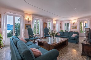 Televisión, chimenea, futbolito y tenis de mesa 