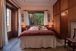 8 habitaciones, tabla de planchar con plancha y cuna de viaje 