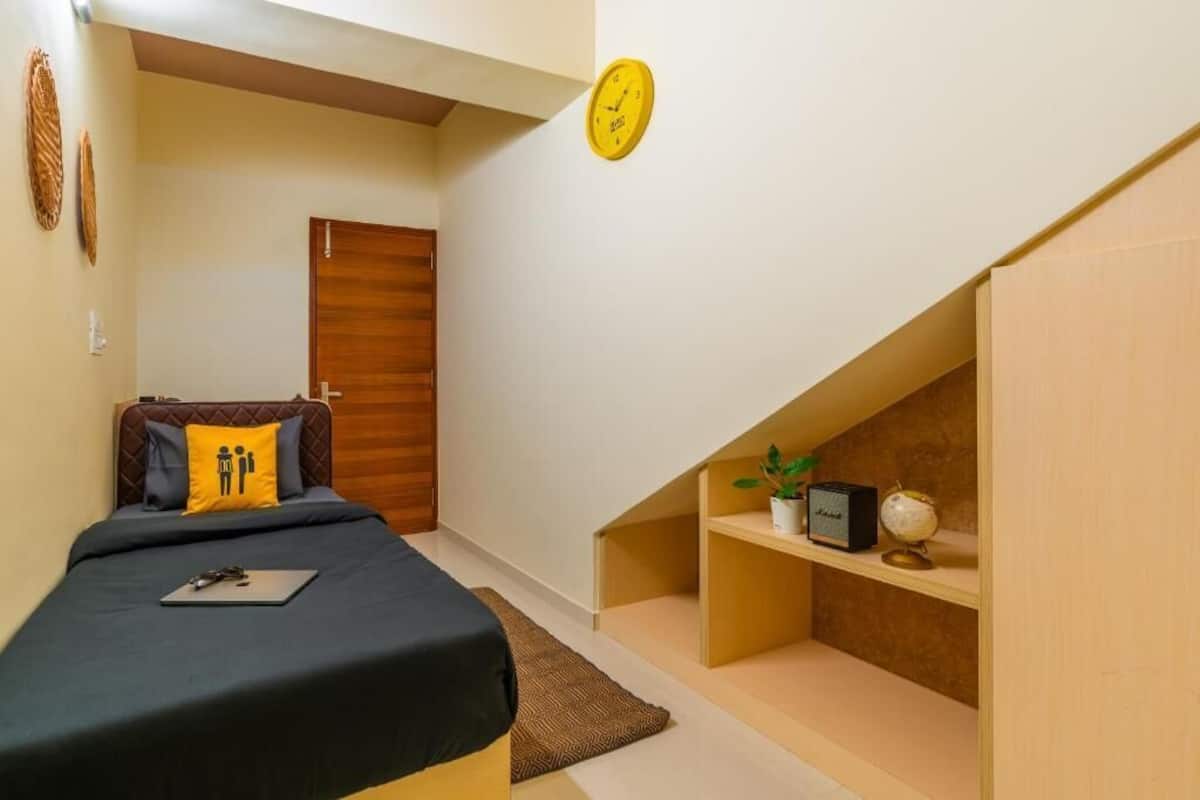 Standard Single Room with Balcony | Free WiFi, bed sheets