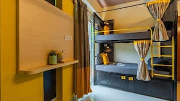 Phòng tập thể, phòng tập thể nam và nữ (4 Bed with Balcony) | Truy cập Internet không dây miễn phí, bộ trải giường