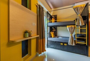 Dormitorio compartido, dormitorio mixto (4 Bed with Balcony) | Wifi gratis