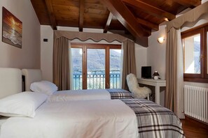 6 bedrooms, iron/ironing board, travel cot, free WiFi